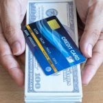 クレジットカードとドル紙幣